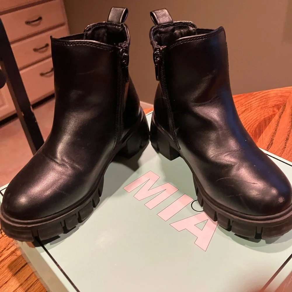 MIA stylish black